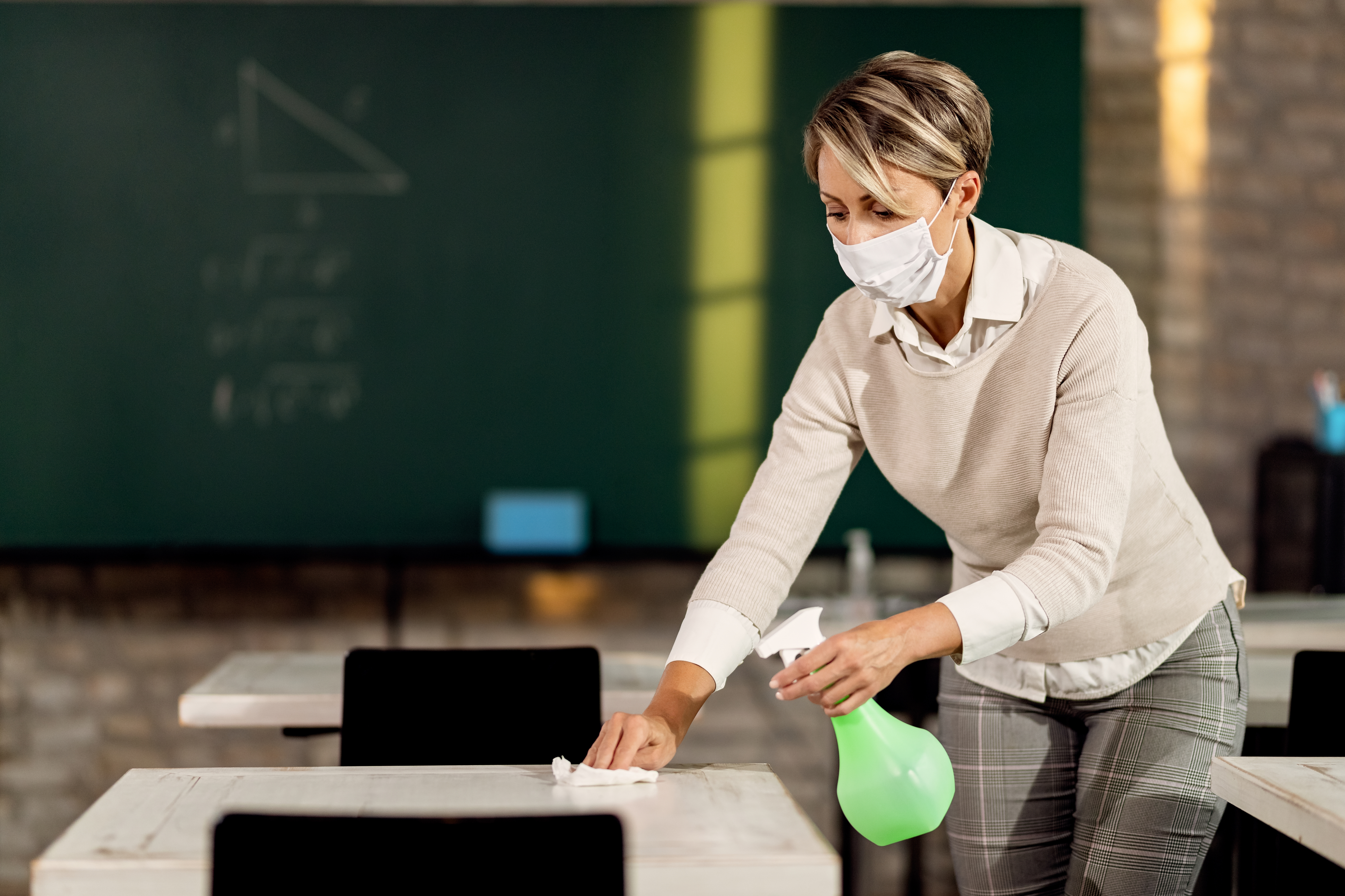 Nettoyage d'une salle de classe — Infinity Services